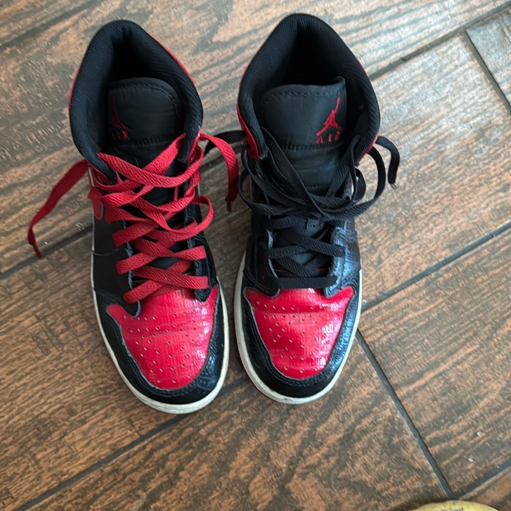 Black and red Hogh top Jordans